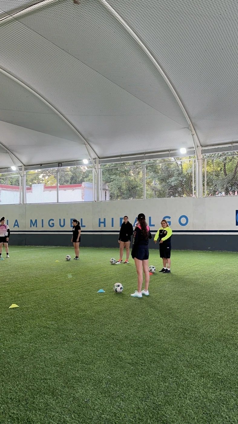 Entrenamiento de Mano a Mano en la cancha