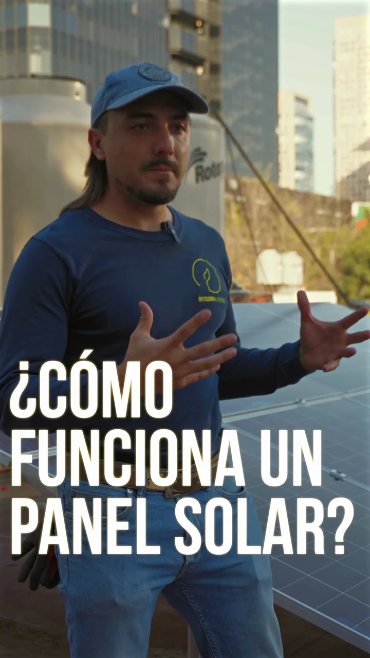 Vocero de Integra Verde junto a un panel solar